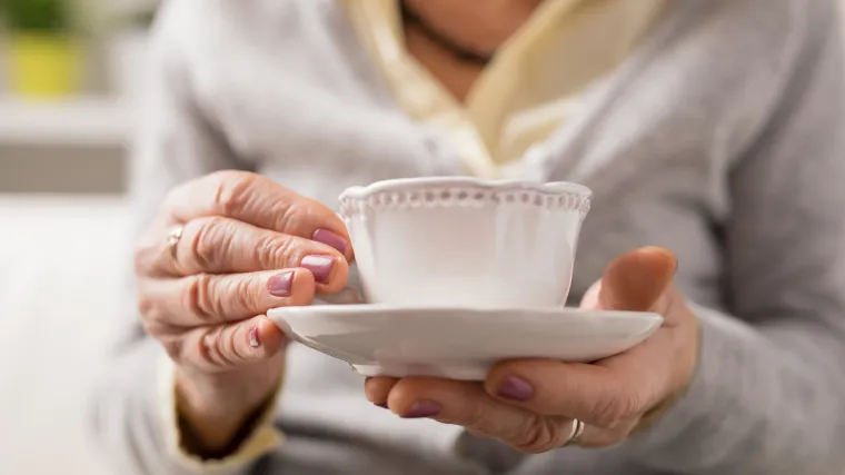 Baka u lockdownu pila čaj u vrtu sa susjedima pa joj na vrata do&scaron;la policija: 'Ali, bili smo na distanci'