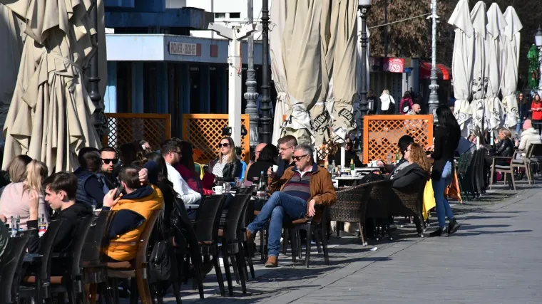 Gosti se smiju posluživati samo na otvorenim terasama; Posebni uvjeti za jednu županiju