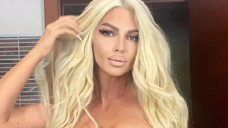 Jelena Karleu&scaron;a u korzetu koji je jedva obuzdao bujne grudi, a u komentarima joj se javila - njena kćer od 12 godina
