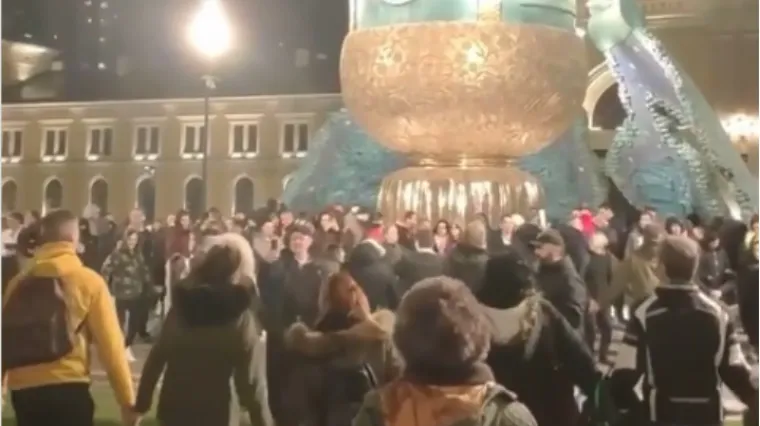 Snimka kruži: Srbi usred grada opleli po Užičkom kolu, nemaju ni maske! 'Nama neprijatelji ne trebaju'