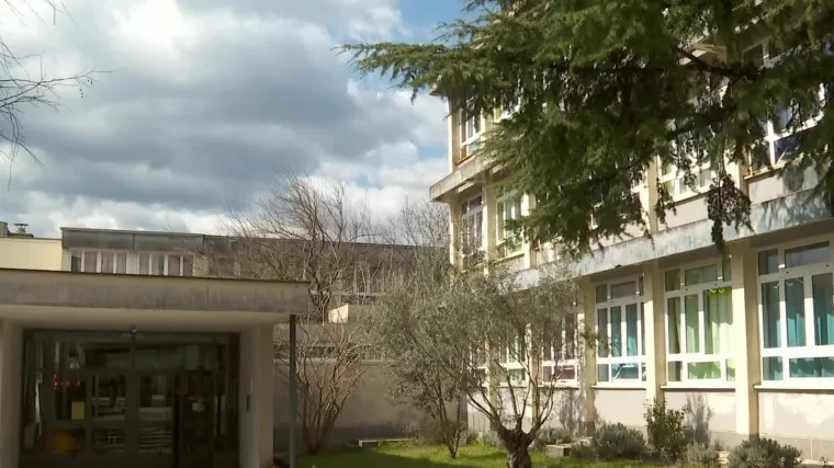 Djeca u riječkoj &scaron;kolu idu bezobzira na broj novozaraženih, a KBC Rijeka priprema ne&scaron;to potpuno drugačije