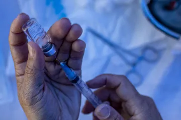 Genitalni herpes, lom kostiju, zadah i ugriz pauka? Sve su to ljudi prijavili kao nuspojave cijepljenja protiv korone