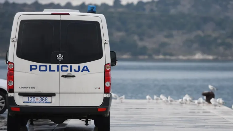 Sletio automobilom s ceste u more i poginuo