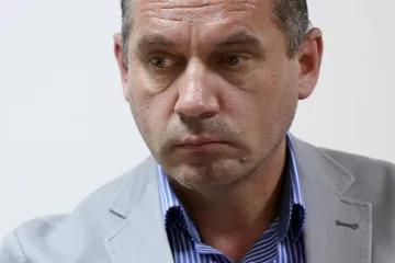 Policija ga je uhitila zbog zlostavljanja, a sada cure i ostali detalji. Naslijedit će ga žena iz 'stare ekipe'