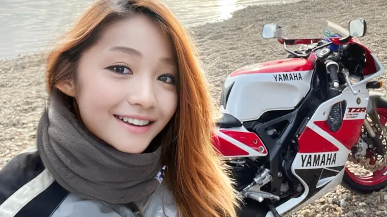 Zgodna djevojka, zar ne? Mlada Japanka jo&scaron; je i zaljubljenica u motore... Ali ne&scaron;to jako ne valja s njom