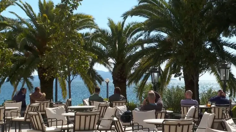 Čak 70 posto hrvatskih turističkih radnika želi se cijepiti - takav stav podržavaju i turisti