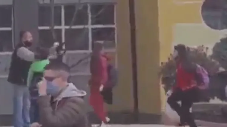 Urnebesni video! Pogledajte kako se učenicima mjeri temperatura u BiH: 'Ovaj mjeri na normu'