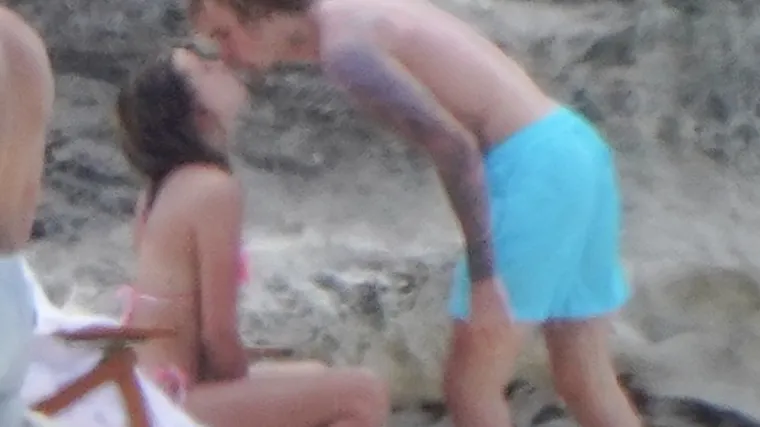 HAILEY JE USKOČILA U OSKUDNI BIKINI, A JUSTIN BIEBER JE POKAZAO SVOJE TETOVAŽE: Slavni par se i ljubakao na plaži
