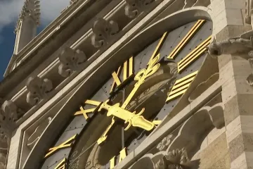 Ovog vikenda trebali smo posljednji put pomaknuti satove, no i dalje sve ostaje po starom. Potraga istražuje zašto je zapela odluka o ukidanju sezonskih promjena