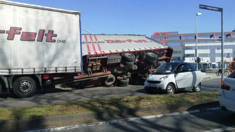 FOTO Prevrnuo se kamion: Promet se odvija otežano na ovoj aveniji