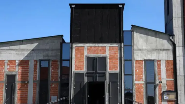 Križ na crkvi u Velikoj Mlaki zabrinuo građane: 'Ljudi će vidjeti sva&scaron;ta - neki križ, neki problem'