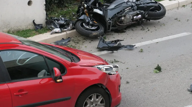 Prometna nesreća kod Splita: Sudarili se motocikl i automobil, jedna osoba prevezena je u bolnicu