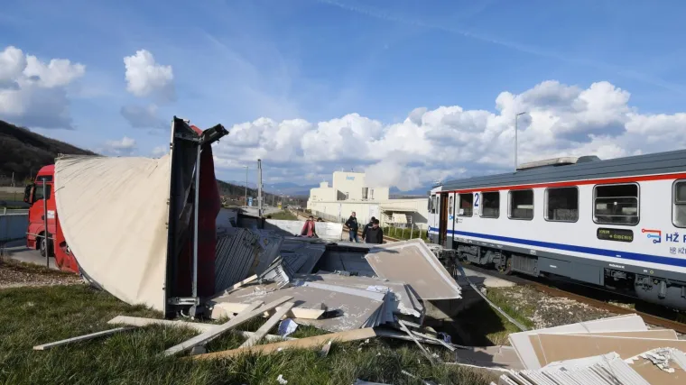 Ozlijeđene dvije osobe u sudaru putničkog vlaka i tegljača u Uzdolju kod Knina
