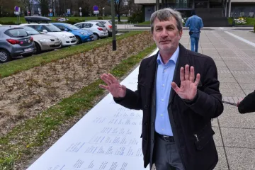 Razvio je papir dug 20 metara i popisao sve urede gradske administracije'