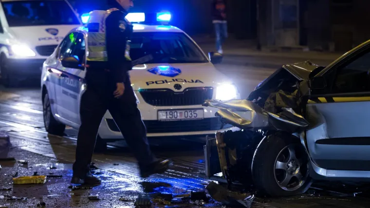 Dečko (17) ispao iz vozila i ostao priklje&scaron;ten ispod auta pijanog vozača