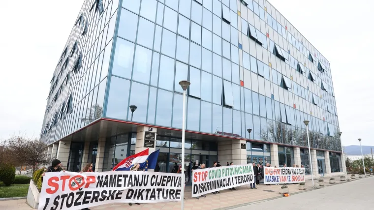 &Scaron;ator za prosvjednike pred Ministarstvom obrazovanja: 'Djeca u mojoj učionici neće nositi maske'