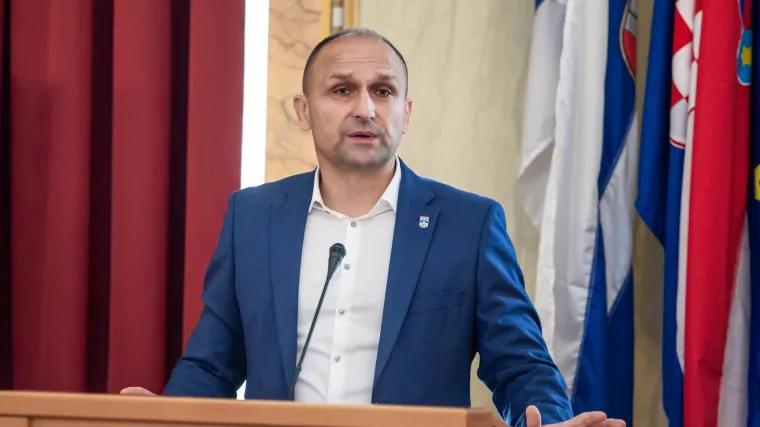 Bio s Plenkovićem na sastanku: Osječko-baranjski župan Ivan Anu&scaron;ić pozitivan na koronavirus