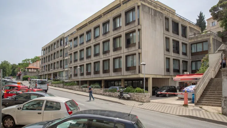 Zaraženi su zatvorenici i službenici