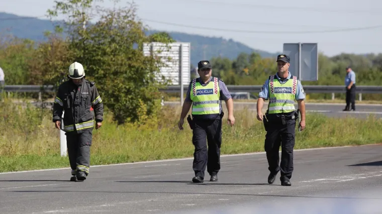 Nesreća kod Re&scaron;etara: Prevrnuo se kamion, na njega naletio auto. Jedna osoba lak&scaron;e ozlijeđena