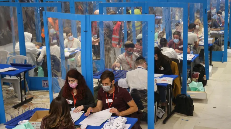 Ni nakon konačnih rezultata nitko nije izborio pobjedu; Stranke su protiv petih izbora