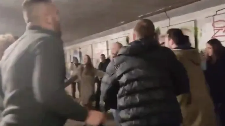 UDENTI &Scaron;OKIRALI: U prolazu igrali kolo i pjevali antivakserski hit; Virusolog žestoko reagirao: 'Budale niču i tamo gdje ih ne sijete'