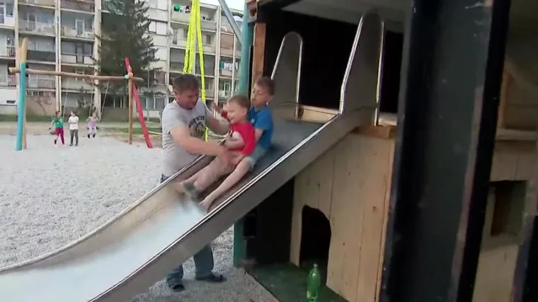 Volonteri sagradili dječje igrali&scaron;te za djecu u Petrinji: 'Nadam se da je ovo impuls za sretniju i ljep&scaron;u budućnost'