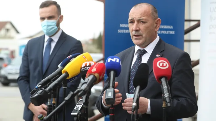 Ministri u Petrinju donijeli  vrijedne ugovore za pomoć i zapo&scaron;ljavanje, građani poručili: 'Presporo ide'