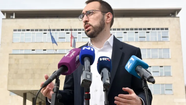 Toma&scaron;ević proziva Gradsku upravu za namje&scaron;tanje javne nabave 151 vozila: 'Smrdi iz aviona'