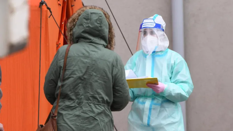 Novi crni rekord u Bosni i Hercegovini: Vi&scaron;e od 2000 oboljelih i 88 umrlih, probleme stvaraju novi sojevi