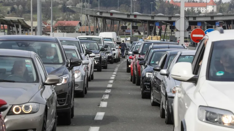 Počeo korona uskr&scaron;nji vikend, kolone na ulasku u Hrvatsku: Na Bregani se čeka dva sata...