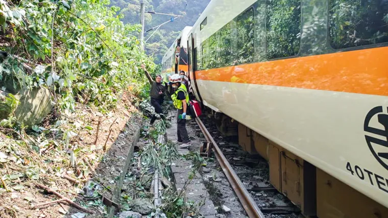 Vlak izletio iz tračnica u tunelu, poginulo najmanje 36 ljudi