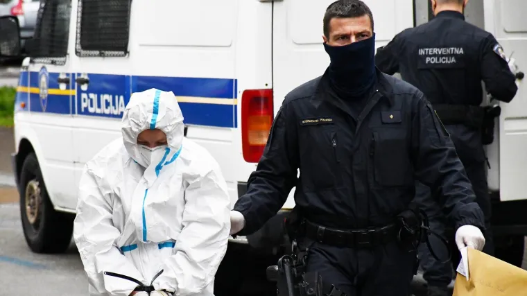 FOTO Čeka se odluka o istražnom zatvoru: Majka pretučene djevojčice u lisicama privedena na ispitivanje