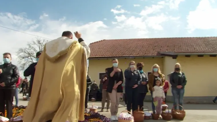 Blagoslov hrane zbog pandemije je počeo ranije kako bi se izbjegle gužve. Evo kako je to izgledalo u varaždinskoj biskupiji