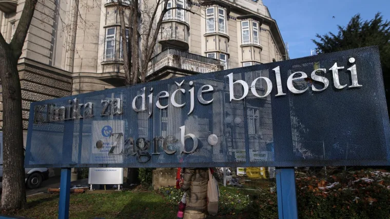 Udomiteljski roditelji brutalno pretučene djevojčice danas su ju uspjeli vidjeti prije nego &scaron;to je preminula u bolnici