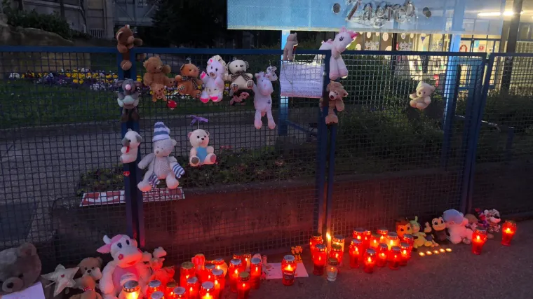 Slomljeni građani ostavljaju pli&scaron;ane igračke ispred bolnice za preminulu djevojčicu