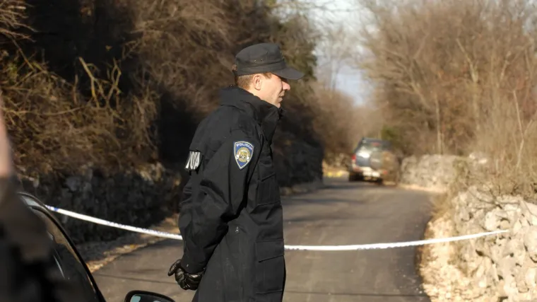 Te&scaron;ka nesreća na Krku: Auto sletio u provaliju duboku 300 metara, dvije osobe poginule, jedna ozlijeđena