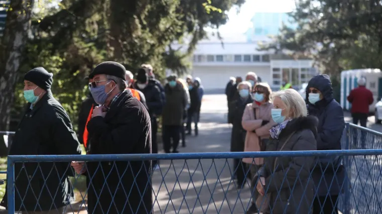 Na Velesajmu građani čekaju cijepljenje u redovima: 'Imamo 30.000 doza i nadamo se da ćemo sve potro&scaron;iti'