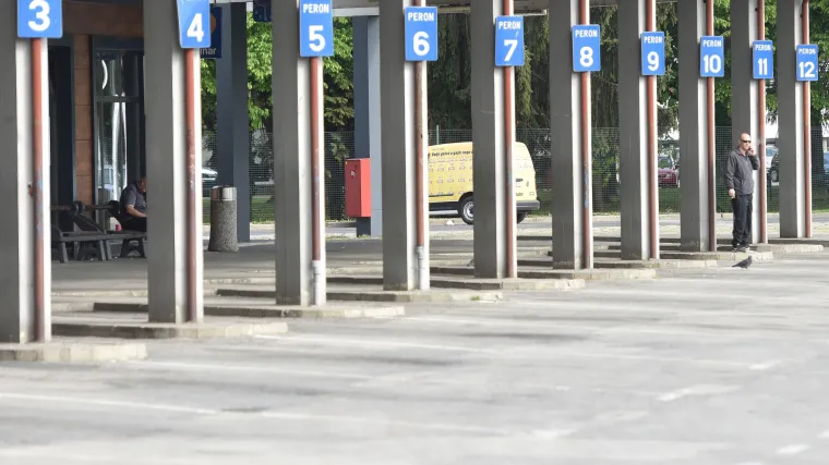 Policija uhitila pijanog vozača busa: 'Prvo se zabio retrovizorom u stup, onda je lupao vratima...'