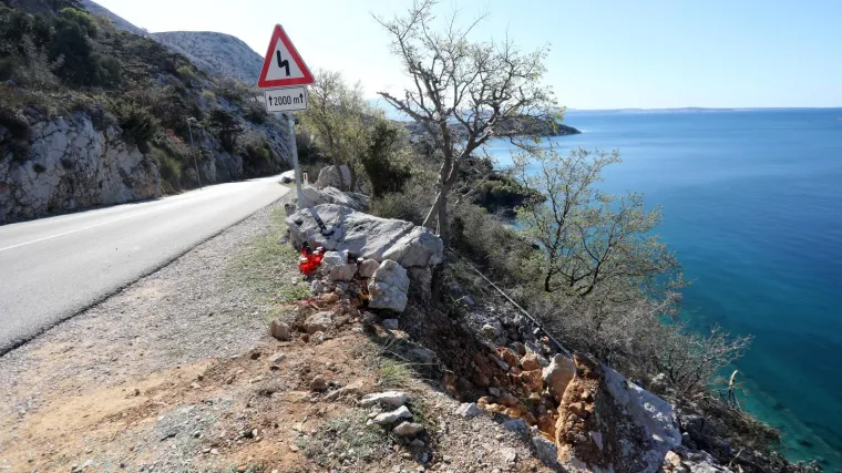 Auto u kojem su umrli mladići je potpuno smrskan, djevojka koja se vozila je uspjela preživjeti nesreću