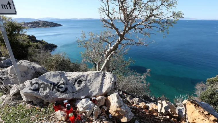 Detalji stravične nesreće: Troje mladih sletjelo u provaliju, samo je djevojka preživjela. Svi su ispali iz auta