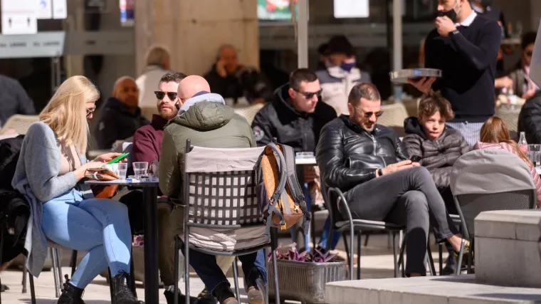 FOTO U Zadarskoj županiji maske su obavezne i vani, ali Zadrane to ba&scaron; i ne brine: U kafiće i grad ide se bez maski