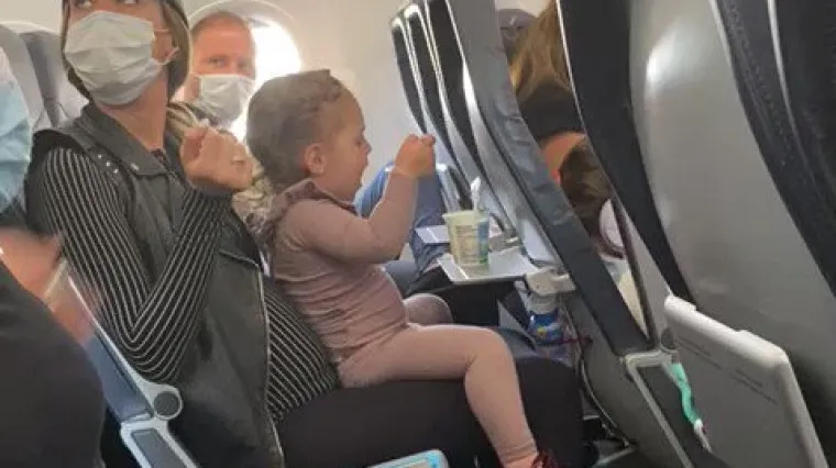 Ispraznili su cijeli zrakoplov zbog obitelji koja je imala svako pravo osiguranju reći da se nosi!
