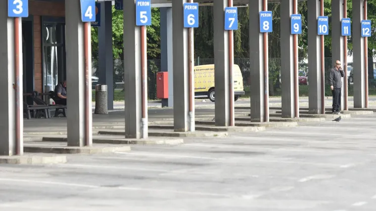 'Prvo se zabio retrovizorom u stup i onda i&scaron;ao u rikverc i udario s vratima'