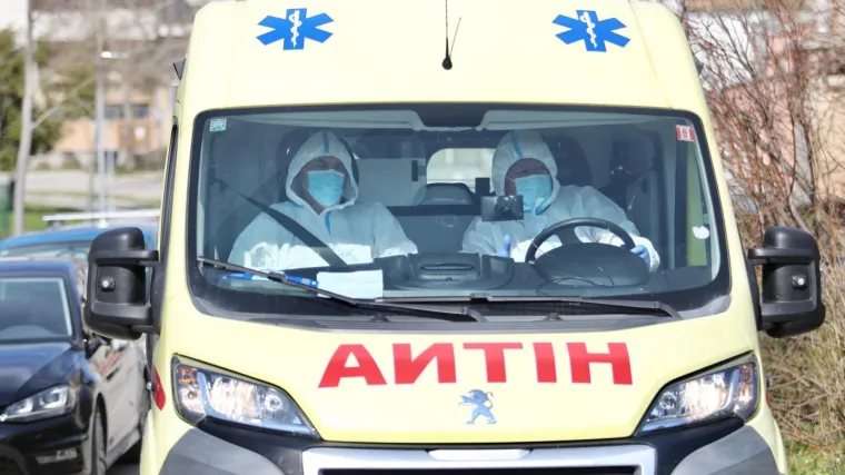 Auto je izletio i pao u duboku provaliju, preminula su dva mladića