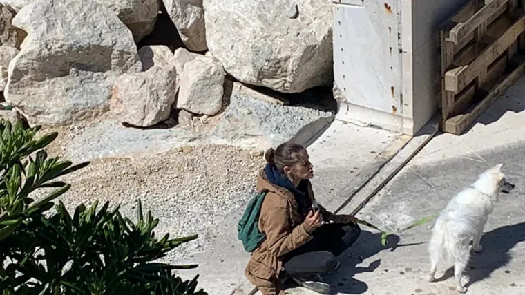 Djevojka i pas blokirali su put kamionima na makarskoj plaži: 'Ovo &scaron;to rade je ilegalno! Netko je dobio pare'