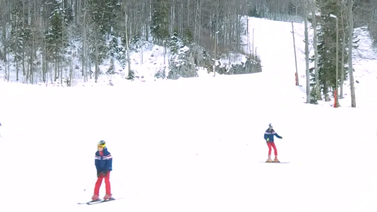 Proljetni snijeg građani su iskoristili za zadnje skijanje: 'Svi su pomahnitali da se nauživaju prije ljeta'