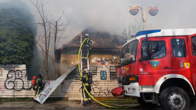Požar u Zagrebu: Noćas izgorio napu&scaron;teni noćni klub, nema ugroženih osoba