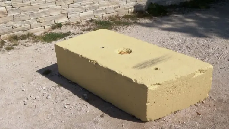 Betonski blok od 200 kilograma izazvao pomutnju kraj Zadra - tko ga je tu stavio? Svi znaju, nitko ne želi reći