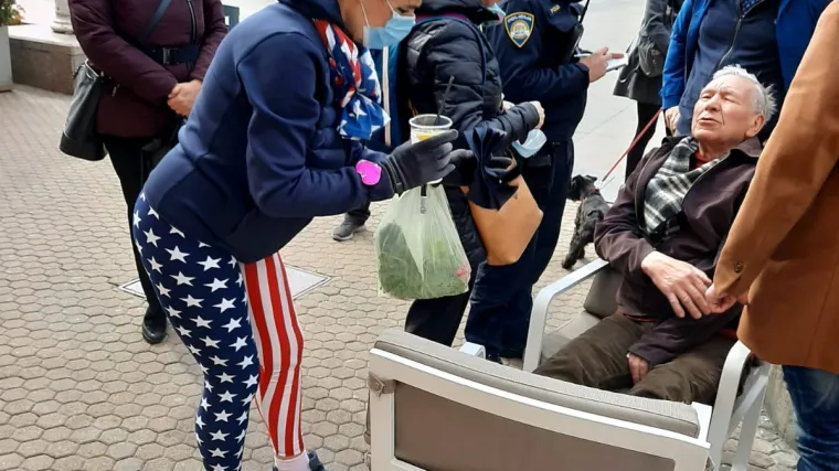 FOTO Na Trgu bana Jelačića na čovjeka pao dio sa zgrade! Prevezen je u bolnicu