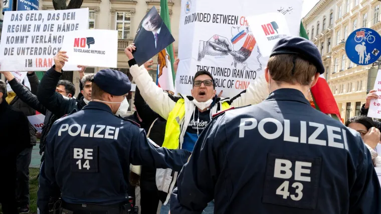 U Austriji prosvjedi protiv koronamjera, a u Njemačkoj za strože mjere